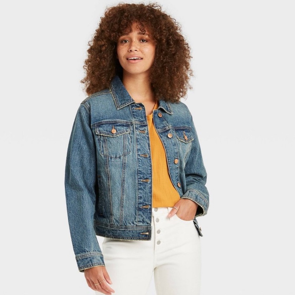Band new Women’s denim jacket. Medium Tint Denim